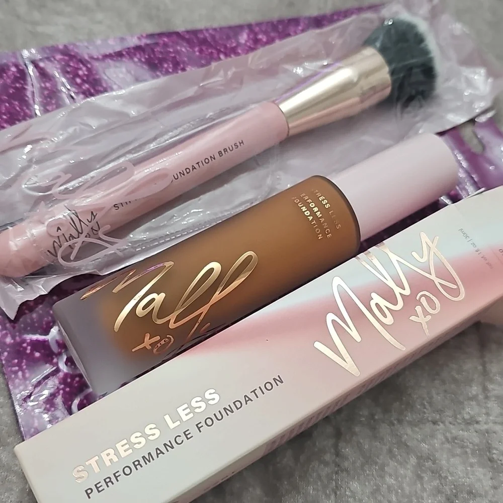 Mally XO Stress Less Foundation In Deep & Stippling Foundation Brush Set